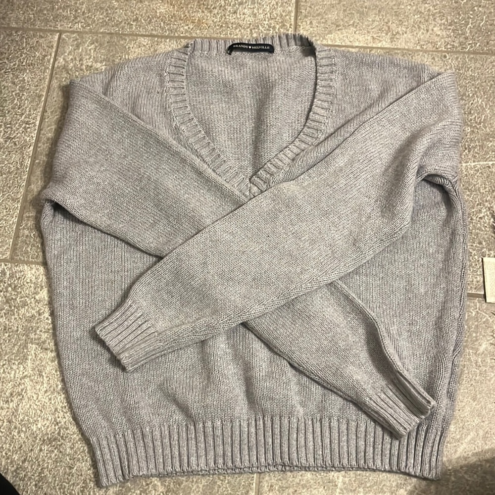 BRANDY MELVILLE GRAY SWEATER
